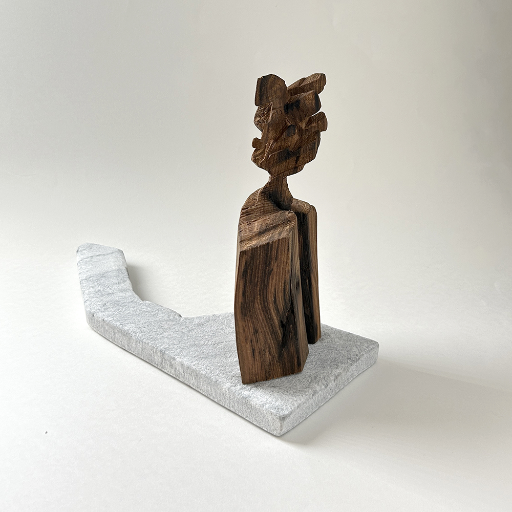 Escultura da coleção "Árvore e Solo"
