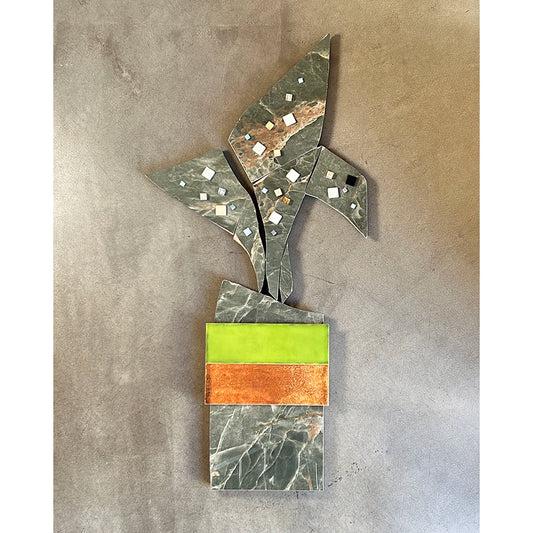 Belavidária Efjy — escultura de parede em fragmentos de azulejo cerâmico verde e laranja, da autoria de Liratov, disponível na UNA Concept Store