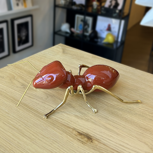 A Formiga em construção (cor tijolo)