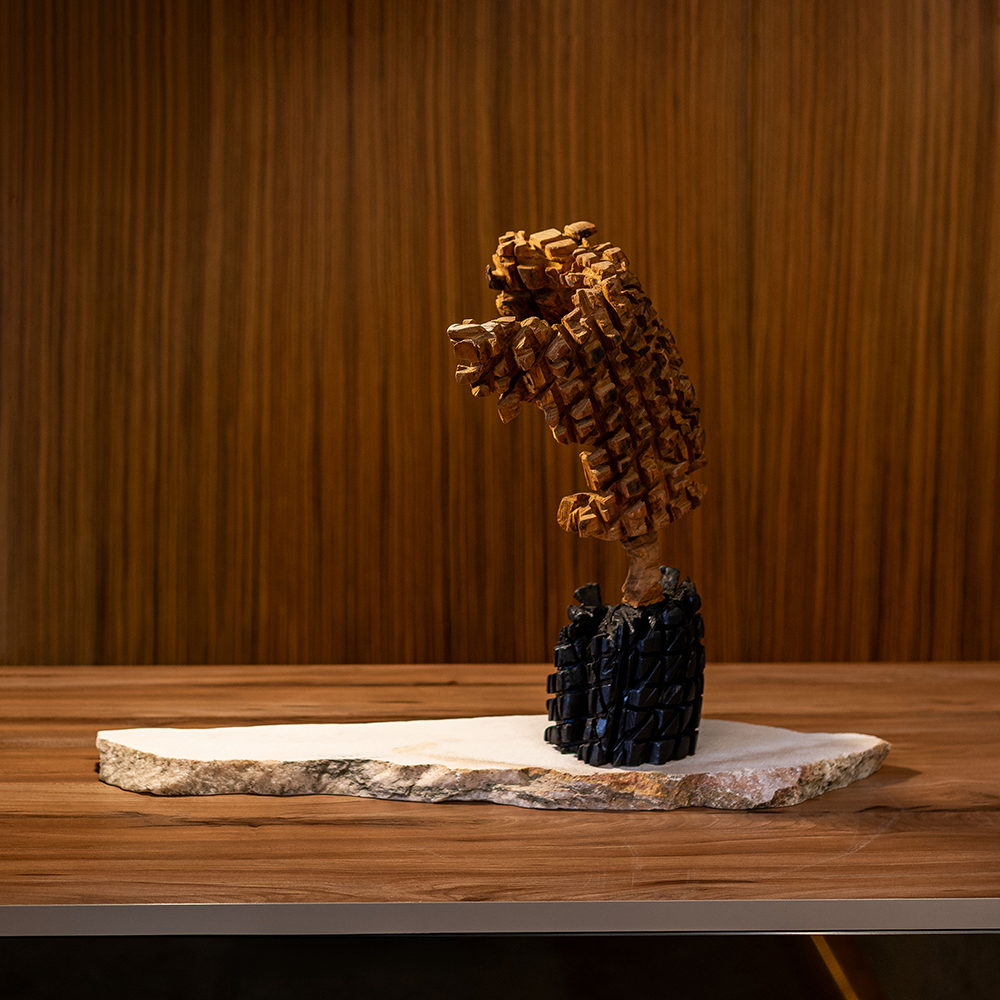 Escultura da coleção "Árvore e Solo"